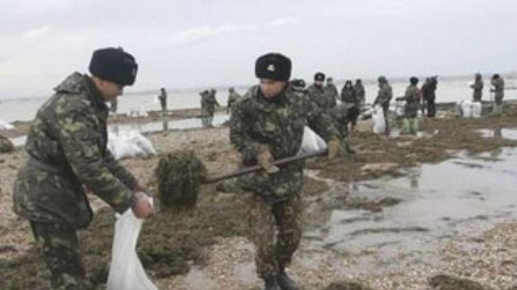 Собранный в Керченском проливе мазут смывает обратно в море