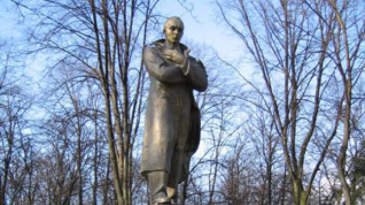 В Дрогобыче треснул памятник Бандере