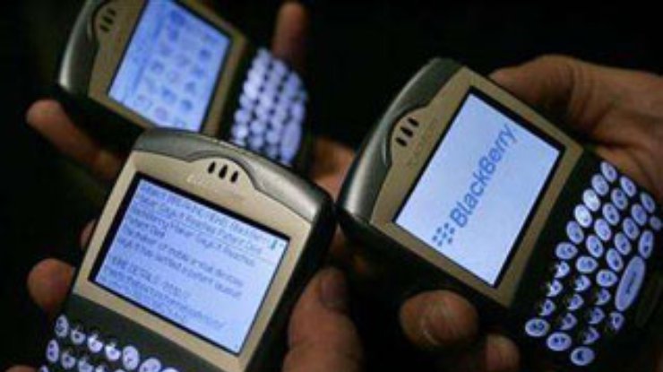 Компания Goldstriker "озолотила" смартфон Blackberry