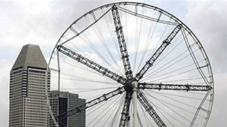 Самое большое в мире "чертово колесо" открылось в Сингапуре