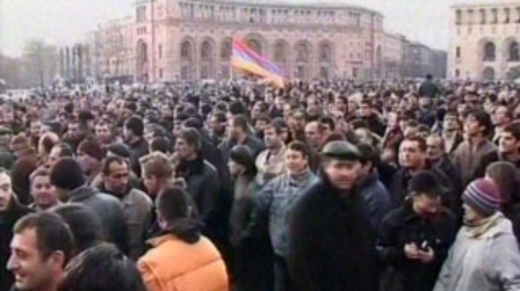 Проигравший выборы экс-президент Армении вывел людей на улицы