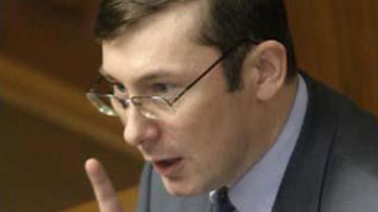 Суд временно запретил расследовать уголовные дела на Луценко