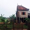 Поссорившись, супруги распилили дом пополам в Камбодже