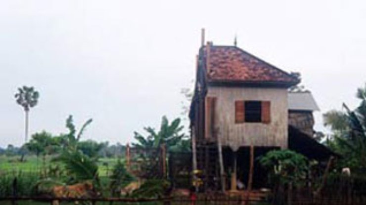 Поссорившись, супруги распилили дом пополам в Камбодже