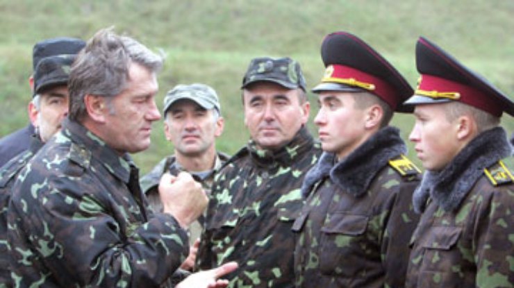 Ющенко отложил переход армии на контракт на пять лет