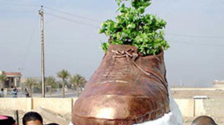 В Ираке уничтожили памятник ботинку, брошенному в Буша