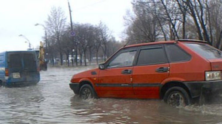 Окружную дорогу в Киеве затопило фекалиями