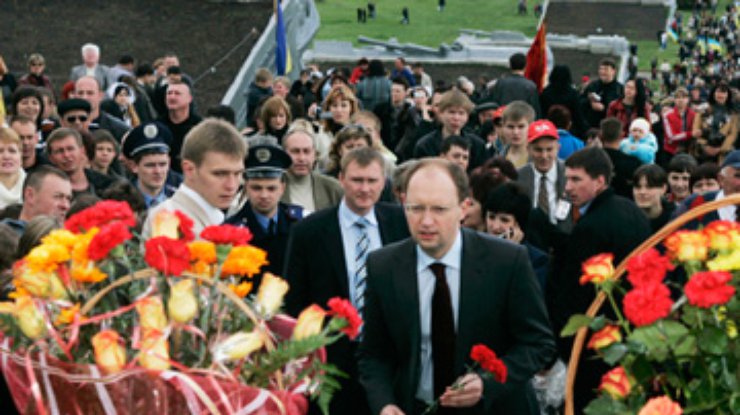 Яценюк поздравил с Днем Победы ветеранов Донбасса
