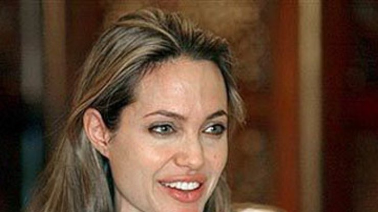 Анджелина Джоли госпитализирована