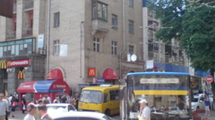 Неправильно припаркованный Lexus на 1,5 часа парализовал движение в центре Киева
