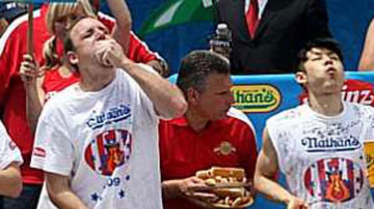 На чемпионате по поеданию хот-догов установлен новый мировой рекорд