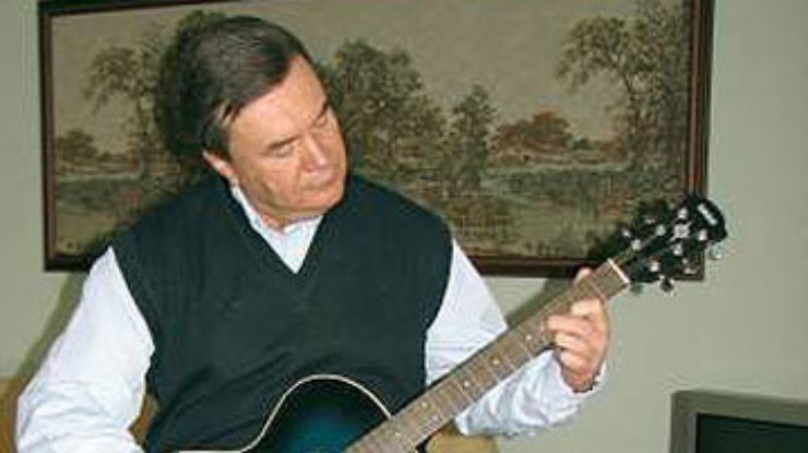 Янукович спел песню
