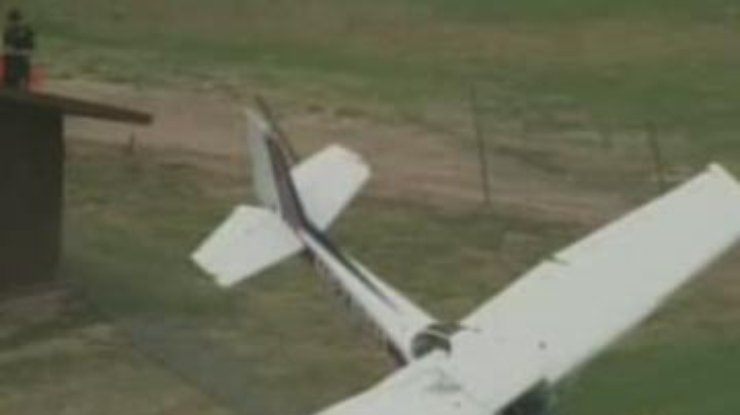 В ЮАР самолет упал на школу