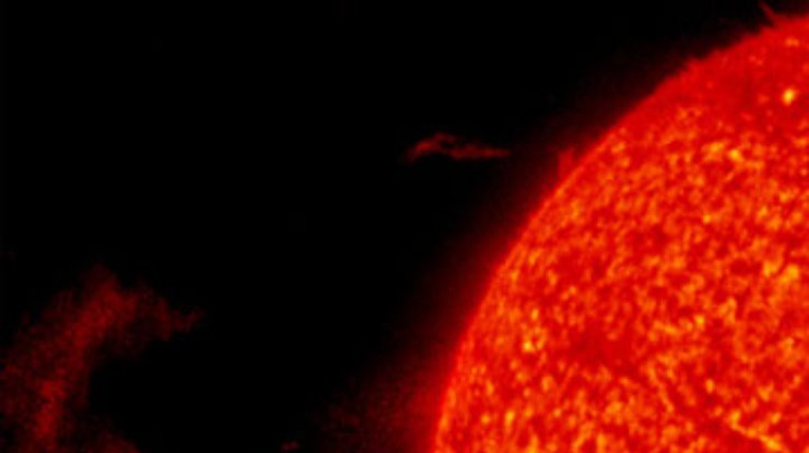 Солнце выбросило протуберанец размером около миллиона километров