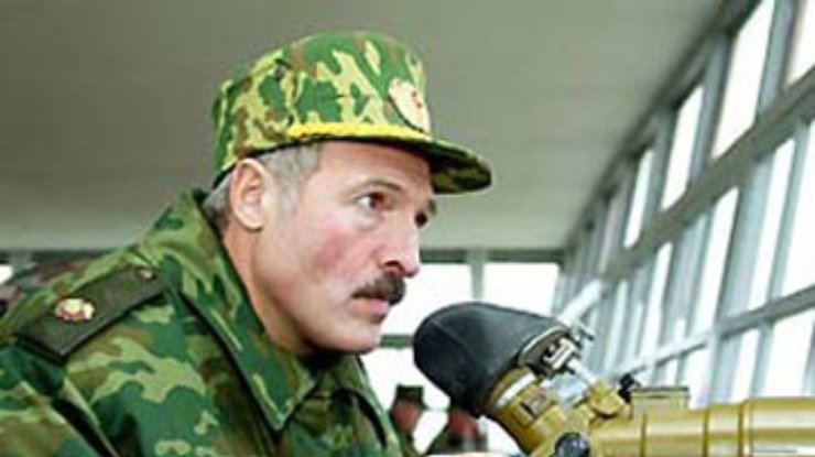 Лукашенко признался, что плохо стреляет из пистолета