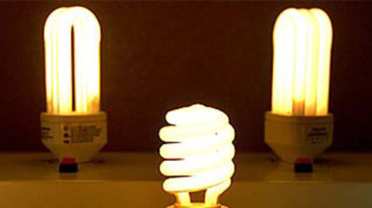 Энергосберегающие лампочки работают в два раза хуже обычных