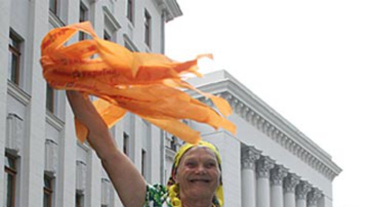 Баба Параска собрала на Майдане 100 человек