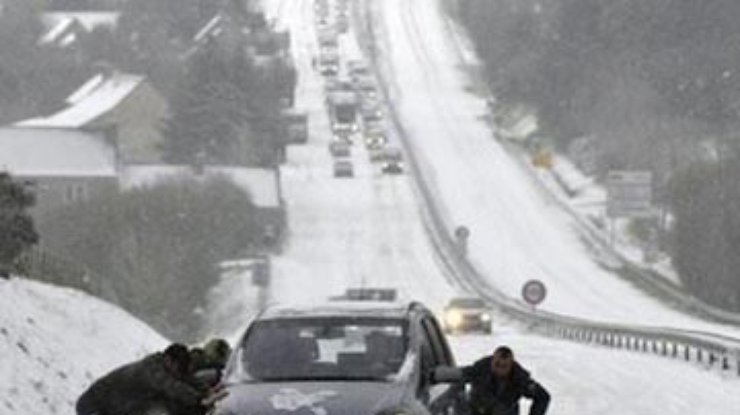 Снег парализовал Европу: Тысячи людей отменили поездки