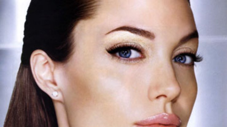 Анджелину Джоли назвали самой красивой женщиной десятилетия