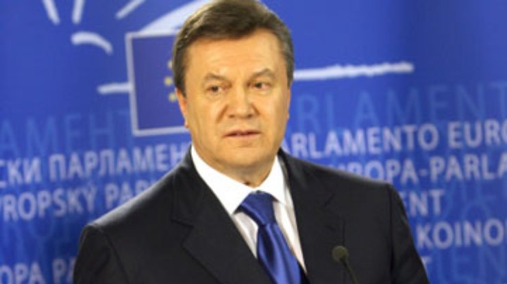 Янукович урезал себе зарплату вдвое