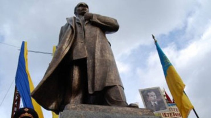 Внук Бандеры вернет награду деда, если Янукович отдаст "Межигорье"