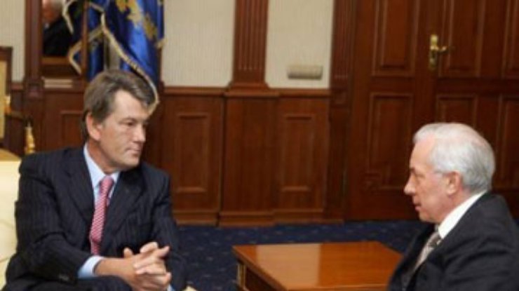 Ющенко учит Азарова украинскому