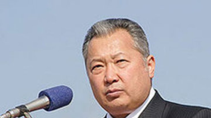 Президент Кыргызстана покинул страну, оппозиция отзывает людей с улиц