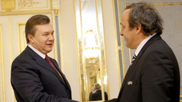 Янукович пообещал Платини ускорить подготовку к Евро-2012