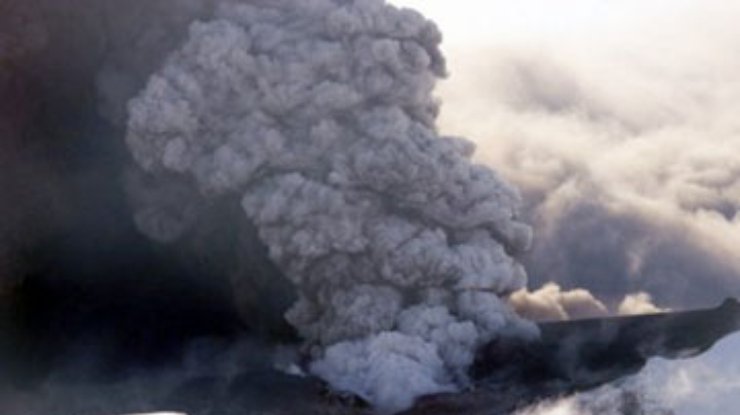 Вулкан в Исландии выбросил новое облако пепла