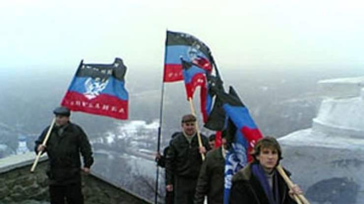 В Донецке снова появились флаги запрещенной "Донецкой республики"
