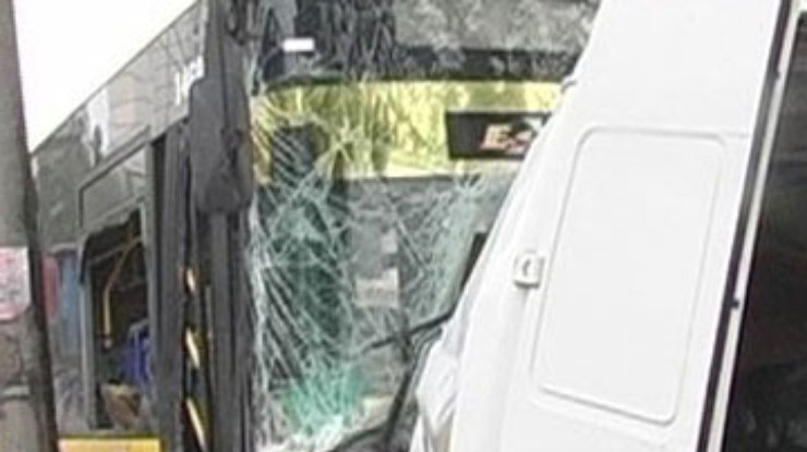 В Киеве автобус столкнулся с легковушкой, есть жертвы