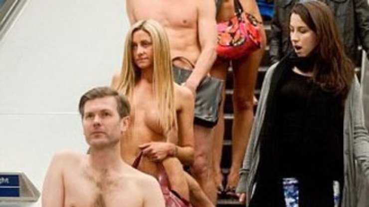 В Лондоне офисные работники проехались голыми в метро