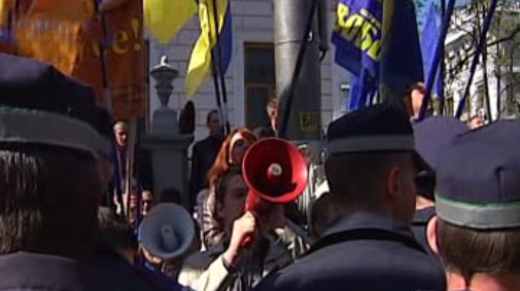 Во Львове милиция оттеснила от Януковича его противников