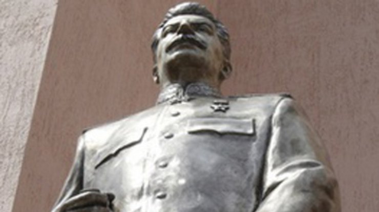 В Запорожье пенсионер облил краской памятник Сталину