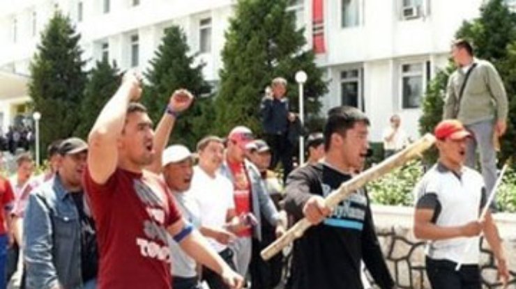 В Кыргызстане снова беспорядки: 12 погибших, более 100 раненых