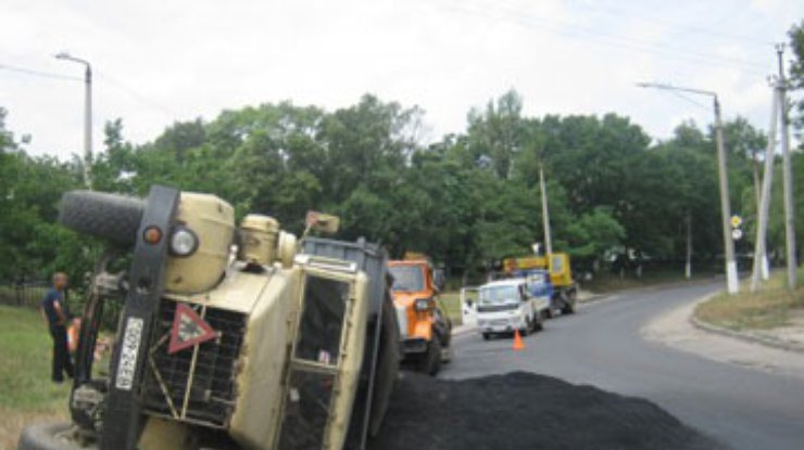 В Мариуполе перевернулся грузовик с горячим асфальтом