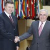 Янукович поручил Азарову решить все вопросы с МВФ