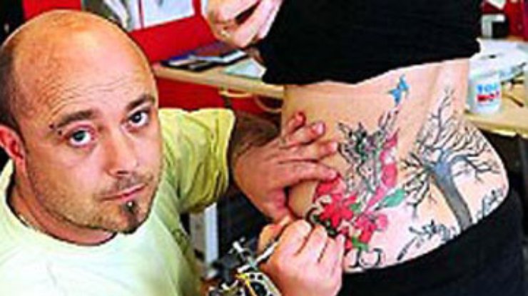 Жительница Англии "воссоединилась" с сыном с помощью татуировки