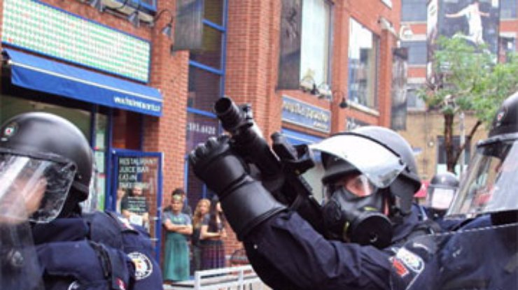 Полиция Торонто применила газ для разгона демонстрантов