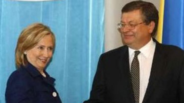 Клинтон: Украина - демократический пример в регионе