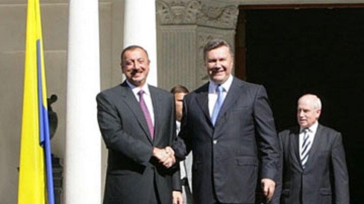 Янукович принимал президентов на фоне перевернутого флага