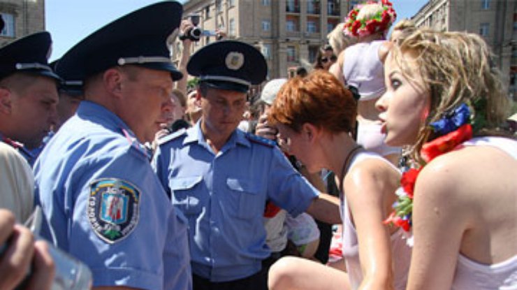 Активистки Femen заплатят штраф за купание на Майдане