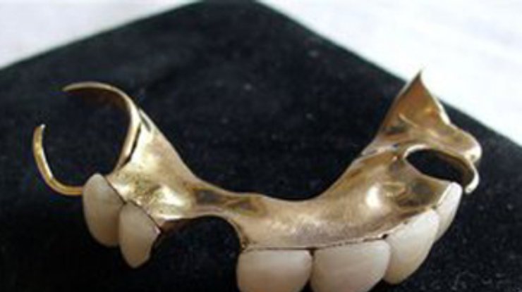 В Британии на аукционе продали золотые зубы Черчилля