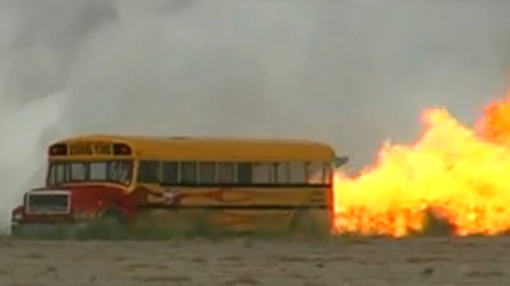 В США построили школьный автобус с реактивным двигателем