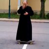 В Венгрии священник дал урок катания на скейтборде