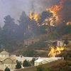 В Греции лесной пожар подбирается к жилым домам