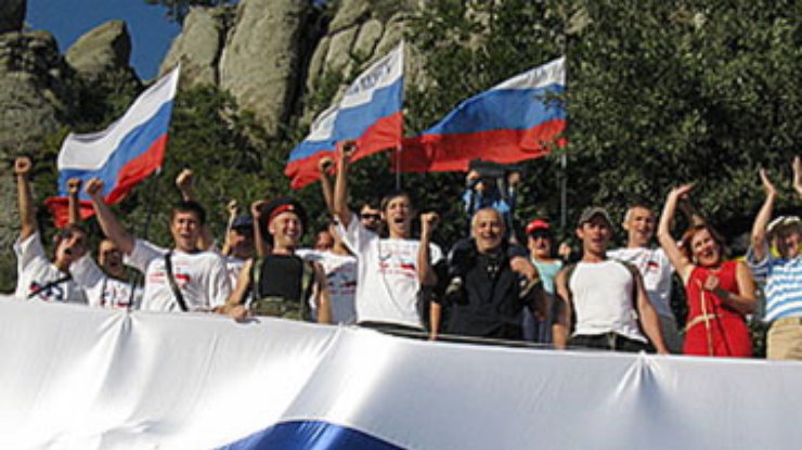 В Крыму отпраздновали день флага России