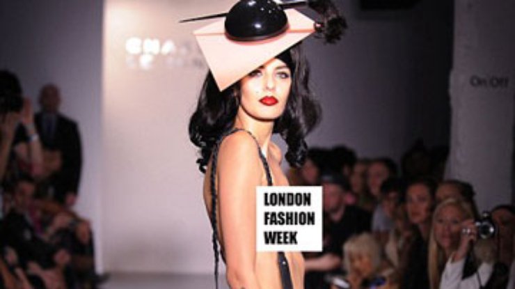 В Лондоне коллекцию шляпок представили обнаженные модели