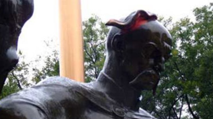 В Одессе разрисовали памятник атаману Головатому