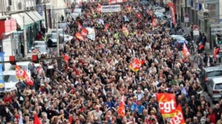 Франция бастует: На улицы вышли 300 тысяч человек
